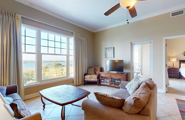 Bayfront condo w/amazing views, shared hot tub & community pool