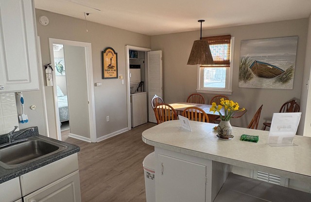 Bayfront cottage in North Wildwood Beautiful sunsets. Close to The Surfing Pig!