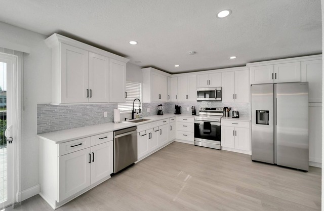 Bayfront Getaway - Luxurious - Pool & Grill