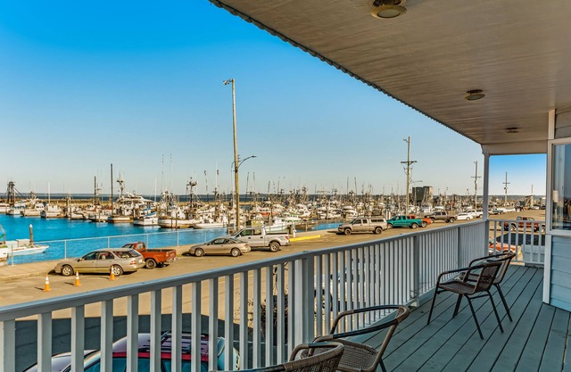 Bayfront guest house - amazing view of Westport Marina, near Float 3 & museum