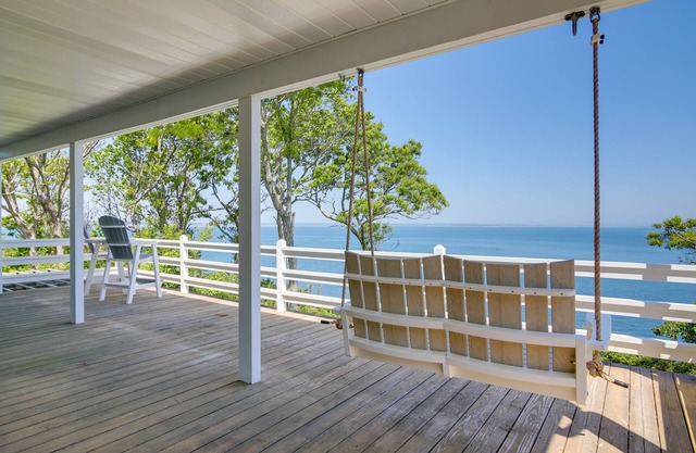 Bayfront Home w/Deck - 4 Mi to Downtown Plymouth!