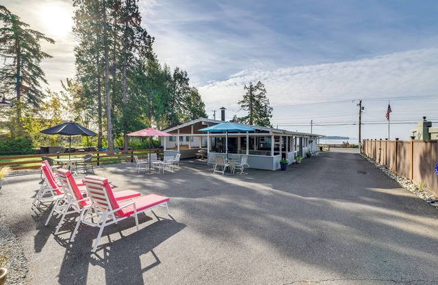 Bayfront Retreat w/Private Beach in Birch Bay