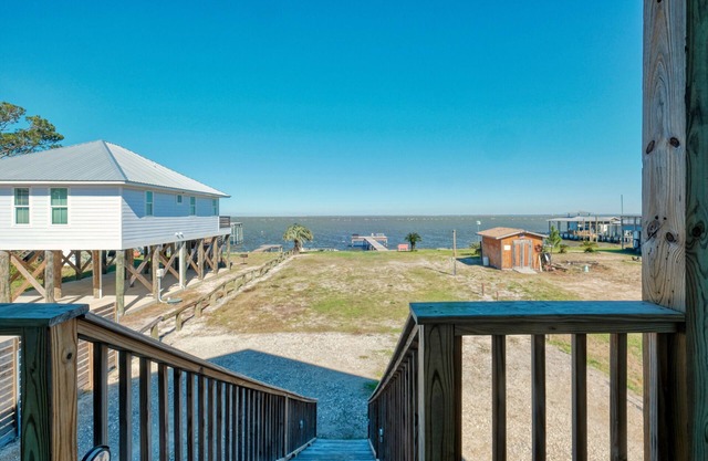 Bayfront Vacation! Enjoy amazing sunsets, wildlife viewing, and fishing.