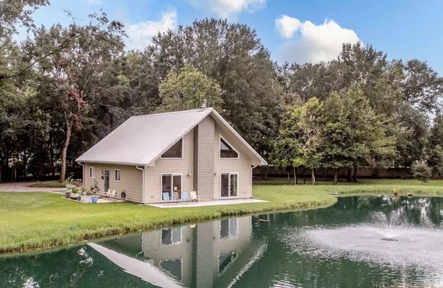 Bayou Getaway - Charming 1-bedroom house on a pond in tranquil Breaux Bridge, LA
