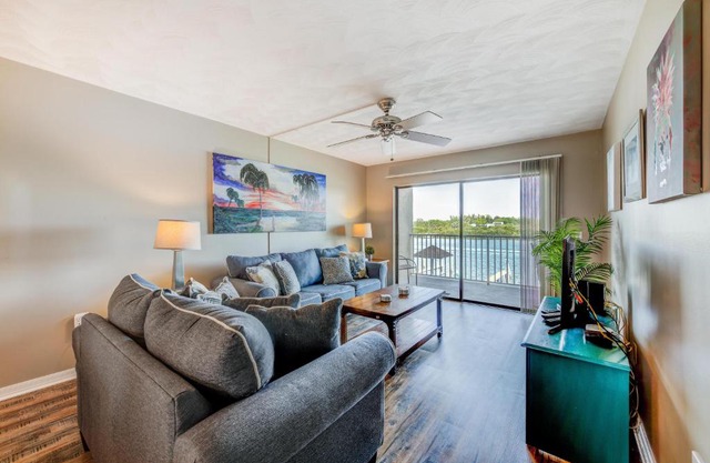 Bayshore Yacht & Tennis 216