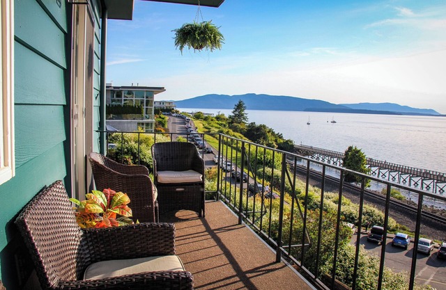 Bayside Apartment #4- Top Floor Waterfront Views above Boulevard Park