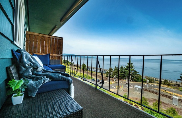 Bayside Apartment #5- Top Floor Waterfront Views above Boulevard Park