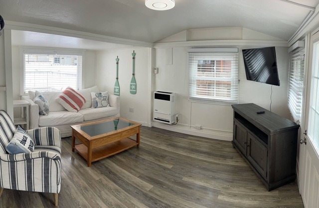 Bayside Cottage - Steps from the Bay and Ocean with AC