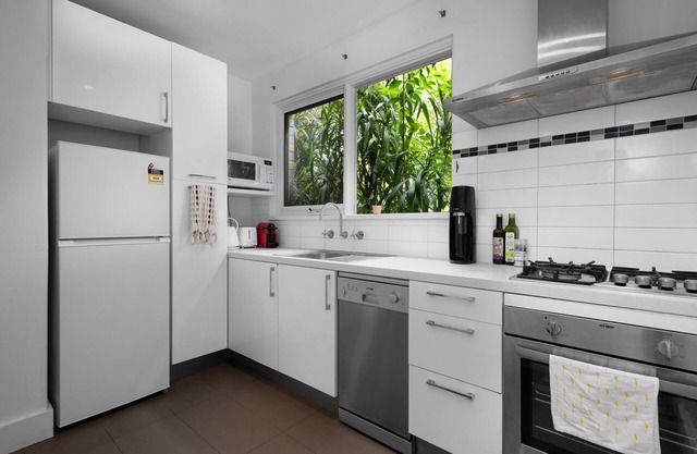 BAYSIDE DELIGHT- PROPERTY, PET FRIENDLY, CLOSE TO PUBLIC TRANSPORT AND BEACH!nn