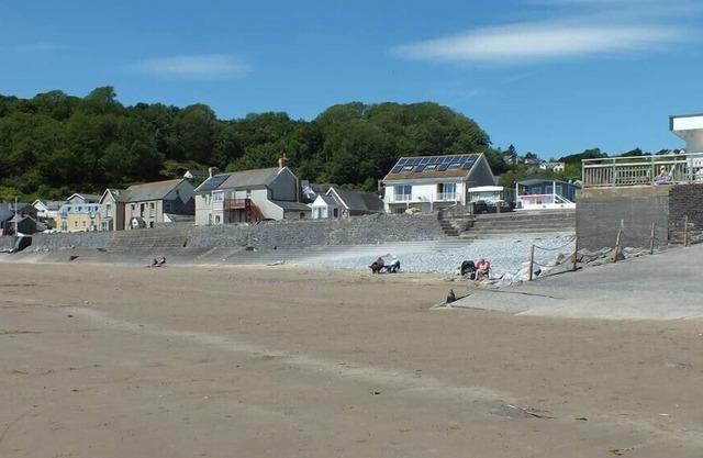 BAYSIDE, family friendly, country holiday cottage in Pendine