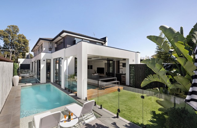Bayside Grandeur with Heated Pool, Spa and Sauna plus each Bedroom has Ensuite