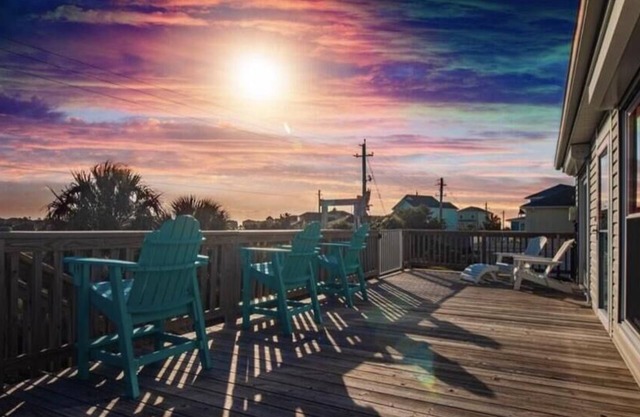 Bayside home on nature preserve, with unobstructed views of gorgeous sunset.