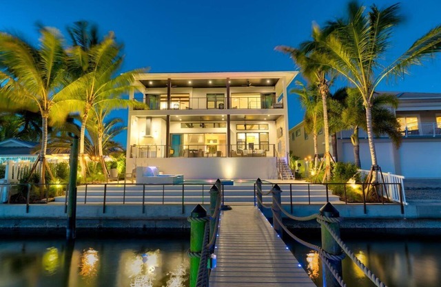 Bayside Paradise Mansion - Waterfront and Private Pool!