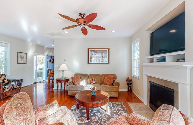 Bayside Resort house w/gym, tennis court, golf on-site, and pool