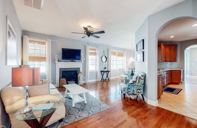 Bayside Resort house w/basketball court, tennis court, shared sauna & WiFi