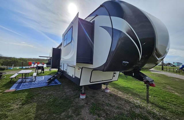 Bayside Serenity – Sprinter 5th Wheel - Sleeps 4