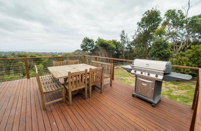 Bayview Cottage : adjacent golf course and state forest. Excellent views.