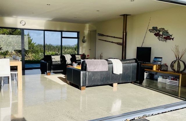 Bayview Retreat - Ridge-top surround views.
