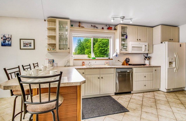 Bayview retreat with fast WiFi, a furnished deck, kitchenette, & washer/dryer