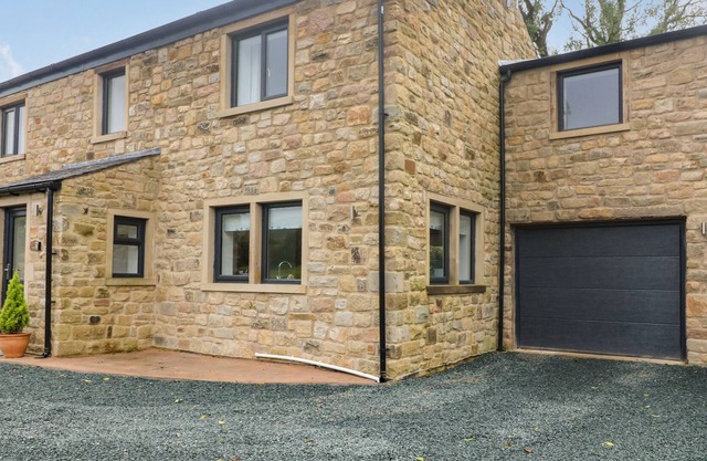 BAZADAISE, family friendly, character holiday cottage in Ingleton
