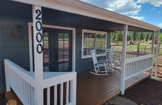 BBZ Bunkhouse - Cozy and Close to Town; Yet Secluded In The Great Outdoors!