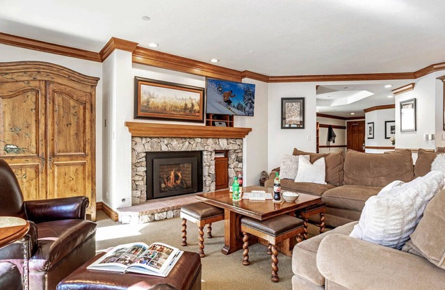 BC Lodge at Covered Bridge with Pool, Hot Tub, Fitness Room, Fireplace, AC