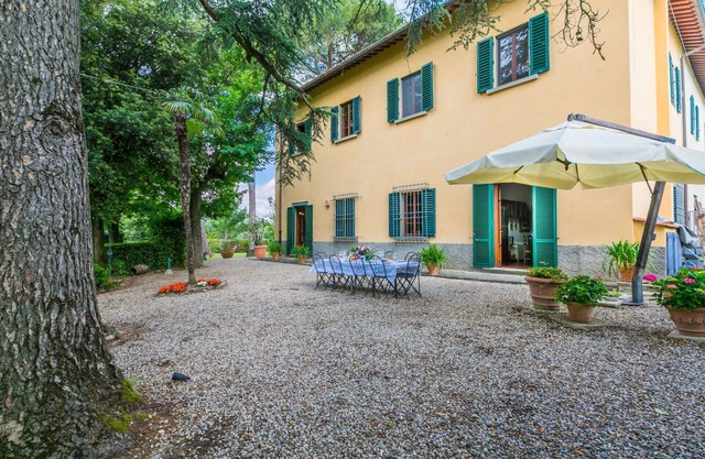 Beautiful private villa for 9 people with hot tub, WIFI, TV, patio, panoramic view and parking