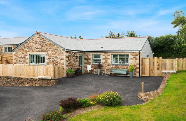 BE OUR GUEST COTTAGE, pet friendly, country holiday cottage in Truro