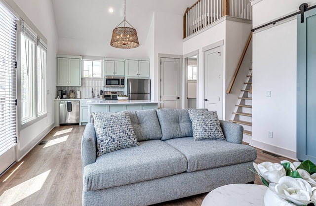 Be Still - Lake Front Apartment