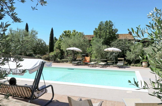 Beautiful private villa with hot tub, WIFI, private pool, TV, patio, pets allowed and parking