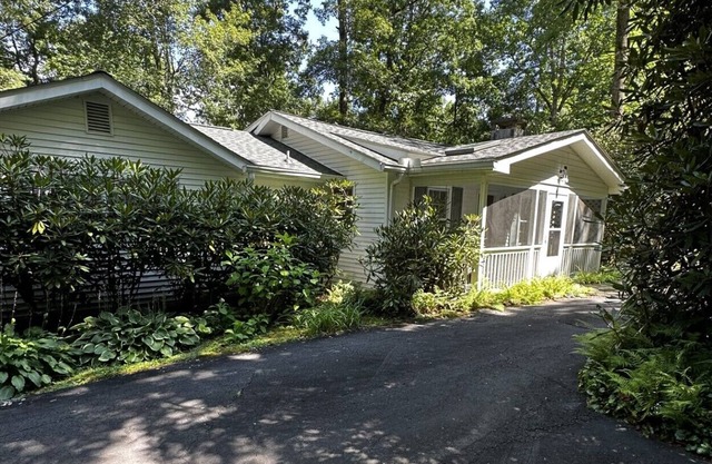 Bea's Hive 3BR/3 bath Charming Cottage- PERFECT for relaxation