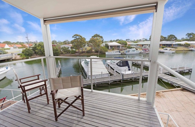 Beach 2 - Light-filled home with access to beach and jetty on the canals