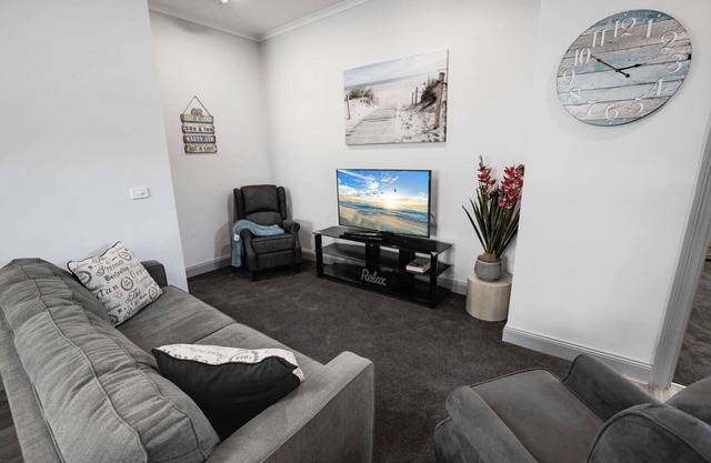 Beach and Lakes Cottage B - Located just 300m the footbridge to 90-mile beach
