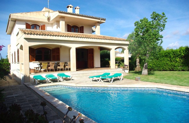 Beach and relax in house with private garden and pool in Sa Rapita