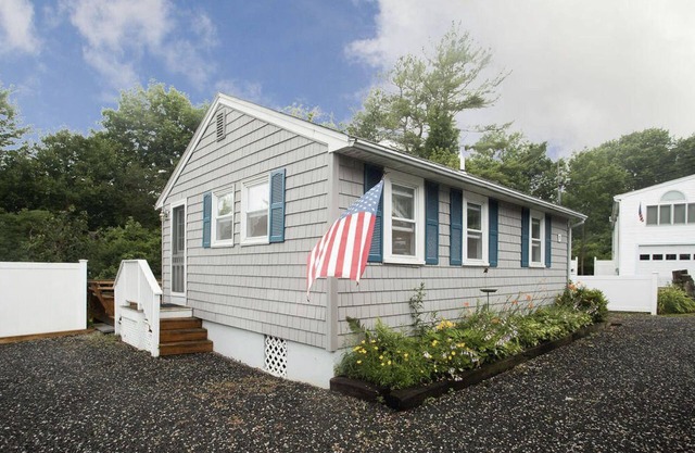 Beach Bliss! Cute 2 bed/1 bath cottage — 3 min. walk to Long Sands Beach!