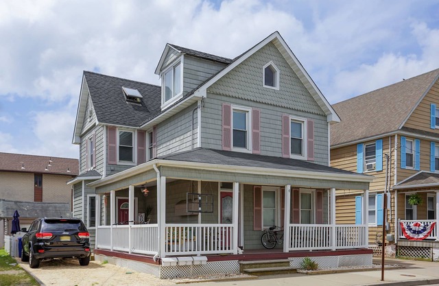 BEACH BLOCK, ONE BEDROOM, THIRD FLOOR W/TERRACE