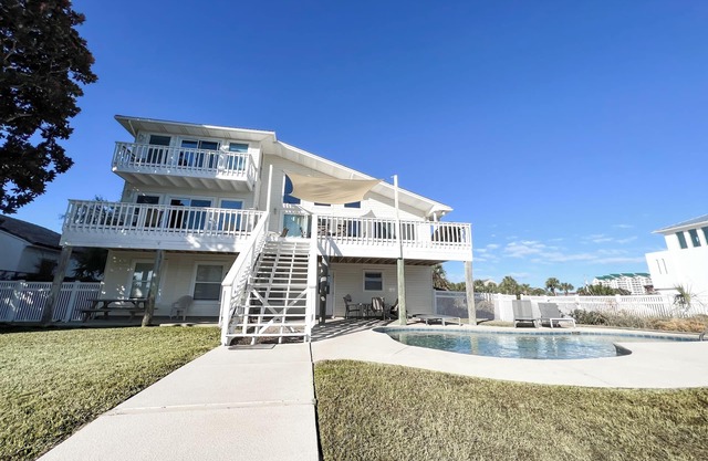 BEACH BOATING PARADISE-Heated Pool, 2 King Suites,90FT Boat Dock,Game Room,Bikes