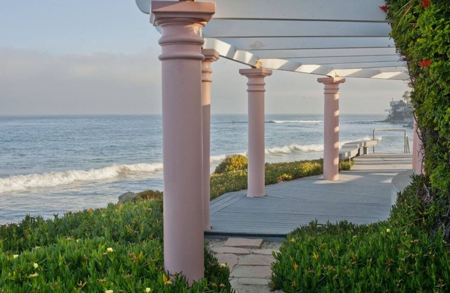 Beach Boho Chic -Oceanfront Malibu Condo