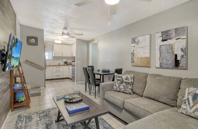 Beach Bum Bungalow-Sarasota-2 bdrm1 bath close to Siesta Key
