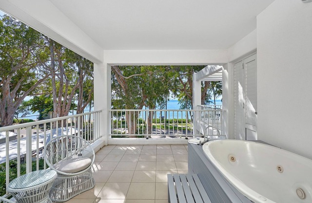 Beach Club Top Floor Oceanfront Studio Palm Cove