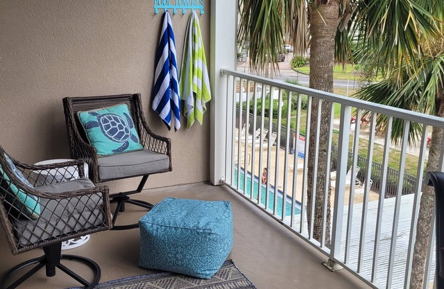 Beach condo - King bed- pools,hot tub, big balcony w/Gulf views! Owner mamaged
