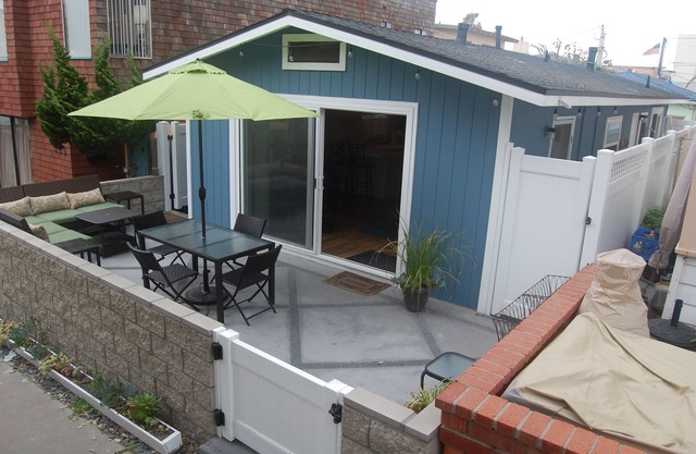 Beach Cottage - 4th from Ocean, Private Patio, Ocean View, now with A/C
