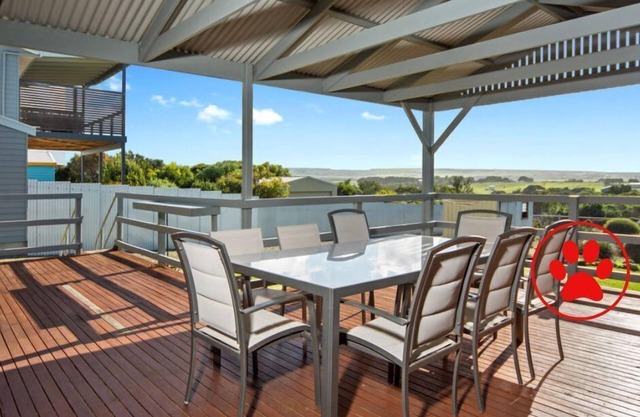 Beach Cottage - One Street to Beach, Recently Renovated Holiday Home