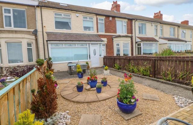 BEACH COVE VIEW, pet friendly, with hot tub in Newbiggin-By-The-Sea