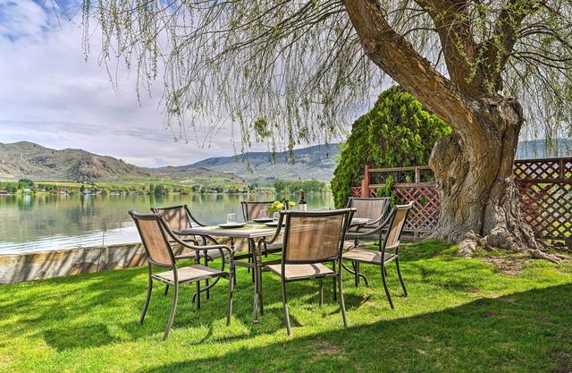 Beach Escape: Scenic Osoyoos Lake Chalet!