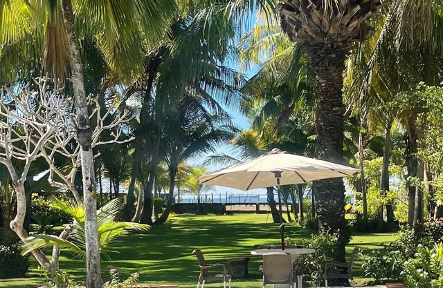 Beach Front 1940 retro 3-bedrm house AC/Wifi: Privacy & Comfort in Puntarenas.