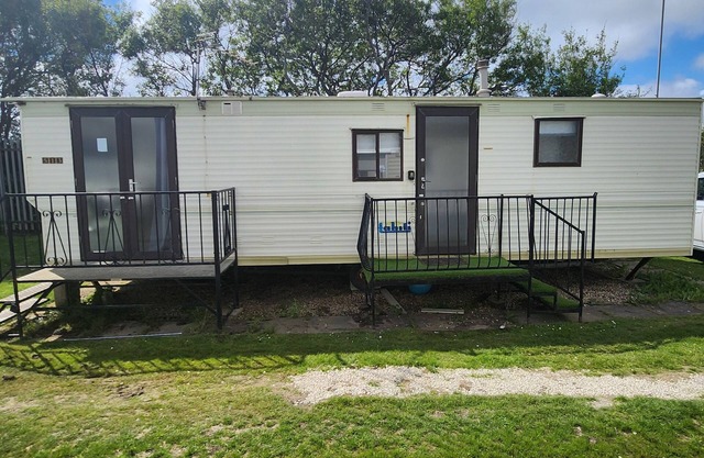 Beach Front 4Berth Promenade site minutes walk from Fantasy Island pet friendly