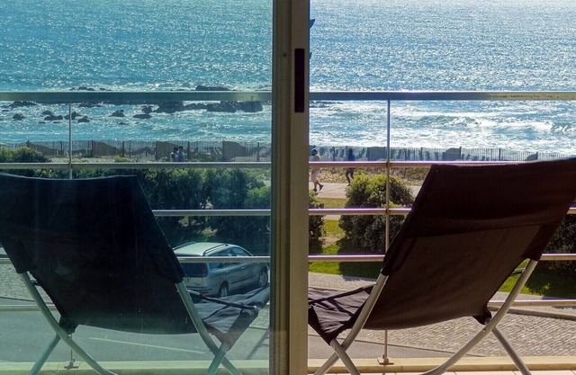 Beach front apartment with superb sea view, 10 min. from Porto