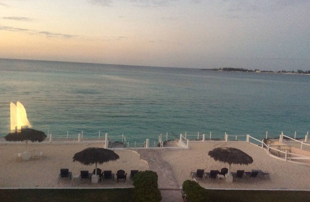 Beach front apartment with garden and direct access to a private beach and