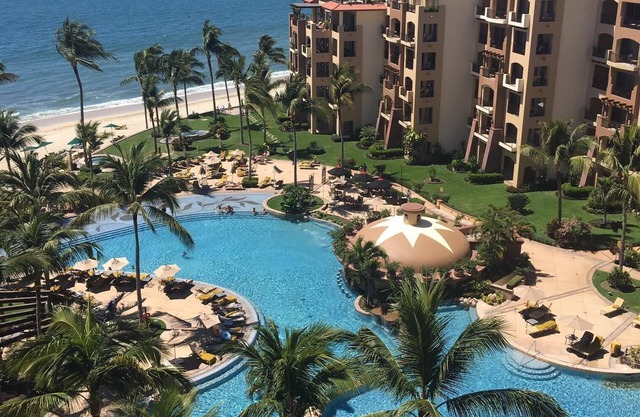 Beach front condo with beautiful pools and hot tubs
